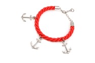 Damska bransoletka wykonana z grubego, czerwonego sznura, imitującego żeglarską linę