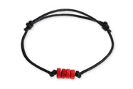 Czarna lekka bransoletka wykonana z jubilerskiego sznurka z czerwonymi, drewnianymi koralikami