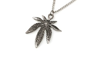 Wisiorek w kształcie liścia Cannabis wykonany ze stopu metali nieszlachetnych, oksydowany