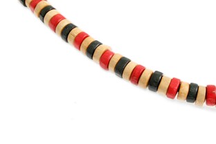 Koraliki składające się z okrągłych elementów w trzech kolorach: orzechowym, czarnym i czerwonym przemieszanych między sobą