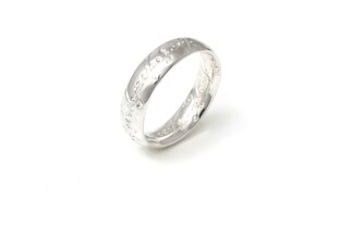 Replika pierścienia Władcy Pierścieni wykonana z posrebrzanego metalu nieszlachetnego o błyszczącej powierzchni