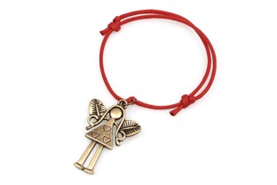 Urocza bransoletka wykonana ze sznurka jubilerskiego w kolorze czerwonym z przywieszką w kształcie aniołka - dziewczynki, wykonanego z metalu nieszlachetnego w kolorze starego złota