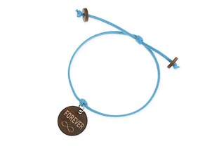 Lekka bransoletka w kolorze niebieskim wykonana ze sznurka jubilerskiego z drewnianą przywieszką w kształcie koła z wypalonym napisem Forever -
