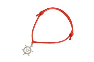 Wykonana ze sznurka jubilerskiego w kolorze czerwonym bransoletka, ze srebrną zawieszką metalową oraz regulowanym obwodem dzięki zastosowaniu ruchomych węzłów
