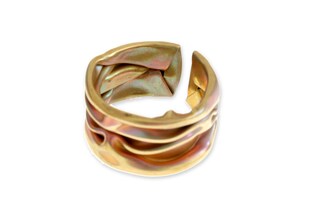 Nietuzinkowy pierścionek w kolorze złotym, wykonany z gniecionego metalu