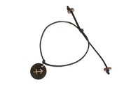 Sznurkowa czarna bransoletka z drewnianą przywieszką w kolorze brązowym z wypalonym znakiem zodiaku