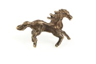 Maleńka, urocza figurka konia - mustanga, wykonana z metalu nieszlachetnego w kolorze starego złota