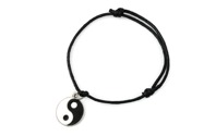 Czarna bransoletka wykonana z woskowanego sznurka jubilerskiego z okrągłą zawieszką, wykonaną z metalu nieszlachetnego w kolorze srebrnym, z wypełnieniem z czarnej i białej masy jubilerskiej, w postaci symbolu Yin Yang