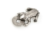 Figurka żaby trzymającej w pyszczku chińską monetę, wykonana z metalu nieszlachetnego w kolorze starego srebra