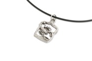 Astrologiczny wisiorek z symbolem Skorpiona, wykonany z metalu nieszlachetnego w kolorze antycznego srebra