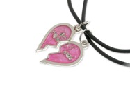 Dwie połówki serca wykonane z metalu nieszlachetnego w kolorze srebra z różowym wypełnieniem dla najlepszych przyjaciół