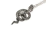 Duży, ozdobny wisiorek w kształcie splątanego węża, wykonanego z metalu nieszlachetnego w kolorze starego srebra, zawieszonego na długim łańcuszku z zapięciem