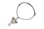 Bransoletka wykonana jest z szarego sznurka jubilerskiego z zawieszką w kształcie małego aniołka, wykonaną z metalu nieszlachetnego w kolorze patynowanego srebra