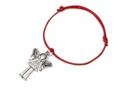 Urocza bransoletka wykonana z czerwonego jubilerskiego sznurka z przywieszką w kształcie małego aniołka, wykonaną z metalu nieszlachetnego w kolorze patynowanego srebra