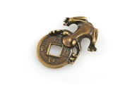Niewielka figurka żabki z monetą w pyszczku, wykonana z metalu nieszlachetnego w kolorze starego złota