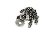 Duża figurka żaby z monetą wykonana z metalu nieszlachetnego w kolorze starego srebra