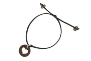 Czarna bransoletka wykonana ze sznurka jubilerskiego, z drewnianą zawieszką w kształcie koła z wypalonym serduszkiem