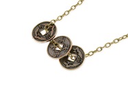 Orientalny wisiorek - amulet bogactwa, w postaci trzech chińskich monet z otworem, zawieszonych na długim łańcuszku w kolorze złotym