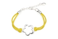 Wiosenna bransoletka wykonana z satynowego sznurka jubilerskiego w radosnym, jasno żółtym kolorze, z łącznikiem w kształcie obrysu kwiatka - niezapominajki, wykonanej z metalu nieszlachetnego w kolorze srebra