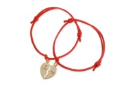 Bransoletka dla dwojga wykonana ze sznurka jubilerskiego w kolorze czerwonym z zawieszką w kształcie serca w kolorze złotym błyszczącym