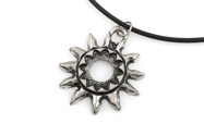 Oryginalny wisiorek w kształcie symbolu słońca, wykonany z metalu nieszlachetnego w kolorze ciemnego srebra