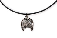 Wisiorek będący jednocześnie talizmanem w kształcie małej metalowej podkowy z podobizną konia koloru antycznego srebra