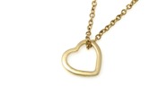 Wisiorek w kształcie obrysu serca, wykonany z metalu nieszlachetnego w kolorze złotym, przepleciony długim łańcuszkiem z mocnym zapięciem