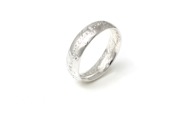 Replika pierścienia Władcy Pierścieni wykonana z posrebrzanego metalu nieszlachetnego o błyszczącej powierzchni