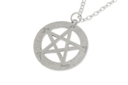 Popularny amulet - wisiorek na łańcuszku w kształcie pentagramu, wykonany z nieszlachetnego metalu, w kolorze postarzanego srebra