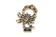 Metalowa figurka przedstawiająca Zodiakalnego Skorpiona w kolorze starego złota, wykonana z metalu nieszlachetnego