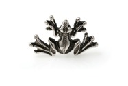 Urocza, niewielka broszka w kształcie żabki, wykonana z nieszlachetnego metalu w kolorze srebra