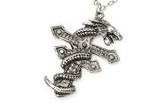 Mistyczny wisiorek, w kształcie krzyża oplecionego smoczym ciałem, wykonany z metalu nieszlachetnego w kolorze starego srebra