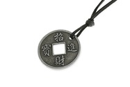 Wisiorek z zawieszką w postaci chińskiej monety szczęścia, wykonaną ze stopu metali nieszlachetnych w kolorze stalowym, zawieszoną na mocnym czarnym sznurku jubilerskim z regulowana długością