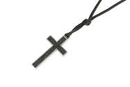 Wisior czarny z krzyżem w kolorze stalowym