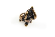 Niewielka figurka słonika z zadartą trąbą, wykonana z metalu nieszlachetnego w kolorze starego złota