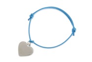 Niebieska bransoletka, wykonana z cienkiego sznura bawełnianego, z zawieszką w kształcie serca koloru srebrnego z regulowanym obwodem dzięki dwóm ruchomym węzłom