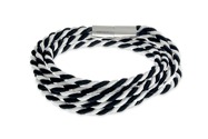 Długa, elegancka bransoletka wykonana z trzech delikatnych sznurków w kolorze biało-czarnym zwieńczona błyszczącym trwałym zapięciem magnetycznym w kolorze srebrnym