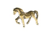 Mała, wykonana z metalu nieszlachetnego figurka konia, pokryta kolorem postarzonego złota