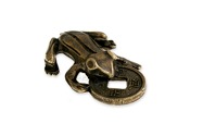 Żaba z monetą wykonana z nieszlachetnego metalu, w kolorze postarzonego złota i niezwykłą dbałością o odwzorowanie detali