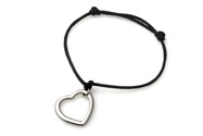 Sznurkowa bransoletka w kolorze czarnym z przywieszką w kształcie serca, wykonaną z metalu nieszlachetnego w kolorze srebrnym