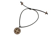 Bransoletka w kolorze czarnym wykonana ze sznurka woskowanego na którym zawieszona została drewniana zawieszką przedstawiająca kompas