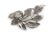 Klasyczna i elegancka broszka w kształcie gałęzi z liśćmi, wykonana bardzo starannie ze stopu metali nieszlachetnych w kolorze stylizowanego na stare, srebra