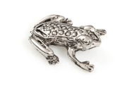 Śliczna figurka małej żabki wykonanej z metalu nieszlachetnego w kolorze starego srebra