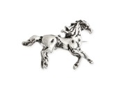 Delikatna broszka z podobizną konia będącego w galopie, wykonana z metalu nieszlachetnego w kolorze postarzonego srebra, zapinana na agrafkę
