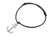 Bransoletka wykonana z czarnego sznurka jubilerskiego z przywieszką ze stopu metali nieszlachetnych w kolorze srebra, w kształcie małej kotwicy