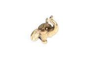Niewielka figurka słonia z dużymi uszami, wykonana z metalu nieszlachetnego w kolorze starego złota