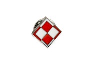 Wpinka kwadratowa z małą szachownicą lotniczą, wykonana z metalu nieszlachetnego w kolorze srebrnym