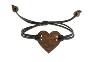 Czarna bransoletka z drewnianym serduszkiem połączona solidnym sznurkiem jubilerskim i zakończona ruchomym węzłem