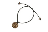 Bransoletka wykonana z czarnego sznurka jubilerskiego oraz drewnianej okrągłej przywieszki z wypalonym symbolem Potrójnej Spirali w kolorze brązowym