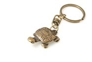 Breloczek w kształcie małego żółwika, wykonany z metalu nieszlachetnego w kolorze starego złota